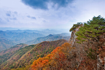 한국의 경상북도 청송군에 있는 아름다운 주왕산의 단풍과 풍경.