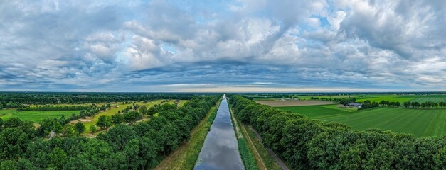 Landschaftspanorama mit einem Wasserkanal