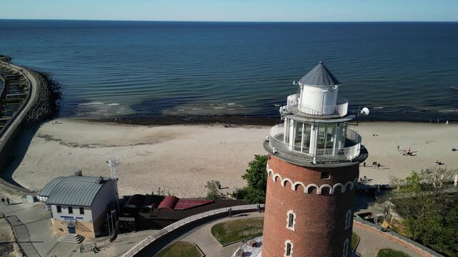Kołobrzeg - Polska - latarnia morska, molo, plaża, port, nagrane dronem