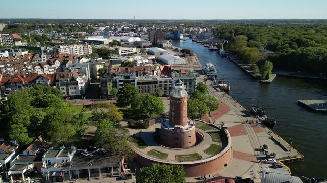 Kołobrzeg - Polska - latarnia morska, molo, plaża, port, nagrane dronem