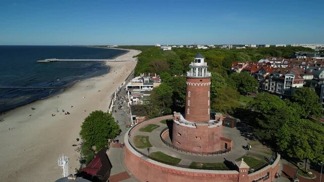Kołobrzeg - Polska - latarnia morska, molo, plaża, port, nagrane dronem