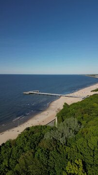 Kołobrzeg - Polska - latarnia morska, molo, plaża, port, nagrane dronem