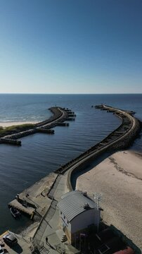 Kołobrzeg - Polska - latarnia morska, molo, plaża, port, nagrane dronem