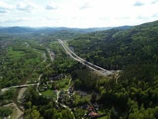 Budowa drogi ekspresowej S1 między Węgierską Górką a Milówką widziana z drona w wiosenny...