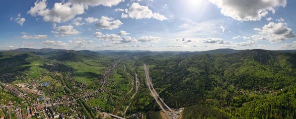 Budowa drogi ekspresowej S1 między Węgierską Górką a Milówką widziana z drona w wiosenny dzień. Construction of the S1 expressway between Węgierska Górka and Milówka captured by drone on a spring day 