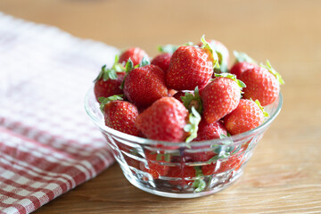 ガラスの器に入ったいちご