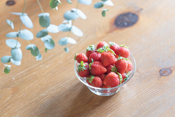ガラスの器に入ったいちご