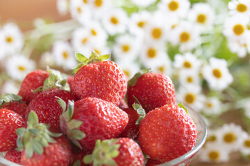 ガラスの器に入ったいちご