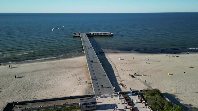 Kołobrzeg - Polska - latarnia morska, molo, plaża, port, nagrane dronem