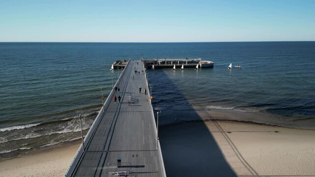 Kołobrzeg - Polska - latarnia morska, molo, plaża, port, nagrane dronem