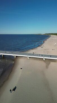 Kołobrzeg - Polska - latarnia morska, molo, plaża, port, nagrane dronem