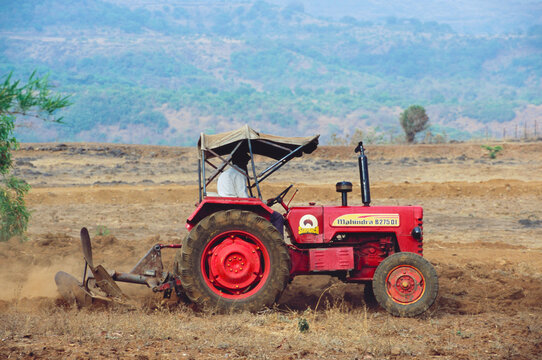 Tractor Mahindra B275DI ploughing field india