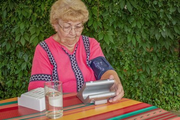 oranienburg, deutschland - alte frau beim blutdruck messen