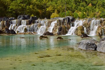 Obraz premium 玉龍雪山の麓に広がる藍月谷・雲南省