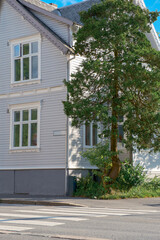 street view of wooden houses and road signs in Stavanger Norway urban travel photography,노르웨이 스타방에르의 목조 주택과 도로 표지판이 있는 도시 스트릿뷰 여행 사진