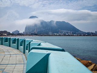 Vista del peñón de Gibraltar desde el paseo marítimo de La Linea de la Concepcion