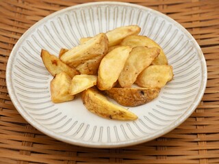접시에 담긴  감자구이