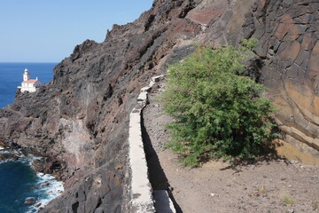 Weg über Fels zum Leuchtturm am Meer auf São Vicente in Kap Verde Farol da D. Amélia