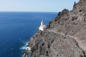Weg über Fels zum Leuchtturm am Meer auf São Vicente in Kap Verde Farol da D. Amélia