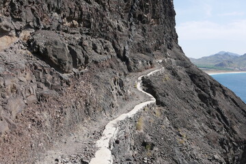 Weg am Fels in der Bucht von São Pedro auf São Vicente