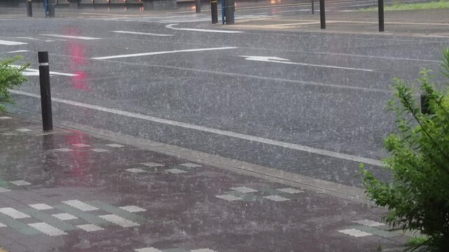 猛烈な雨と街の交差点の様子