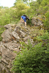Obraz premium man in sports suit with backpack doing active sports on mountain