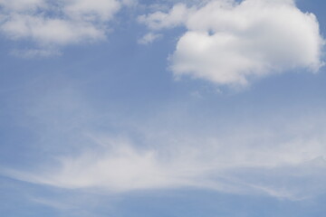 Reiner blauer und weißer Wolken Himmel mit Licht und Stimmung