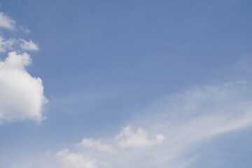 Obraz premium Reiner blauer und weißer Wolken Himmel mit Licht und Stimmung