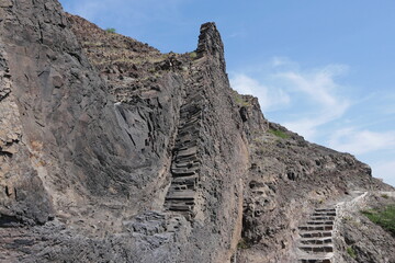 Vulkanfels aus Basalt als Mauer auf Vulkaninsel São Vicente
