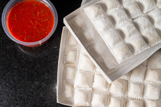 Ravioles de f&aacute;brica de pastas con salsa para preparar