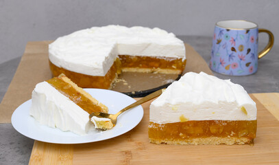 Summer cake without baking, shortcrust pastry base, apricot and peach jelly and sweet cream