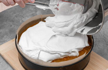 Make a cake, transfer the whipped cream and mascarpone to the cake tin