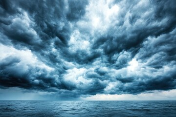 Obraz premium Impending Storm: Dramatic Dark Clouds Over a Turbulent Sea