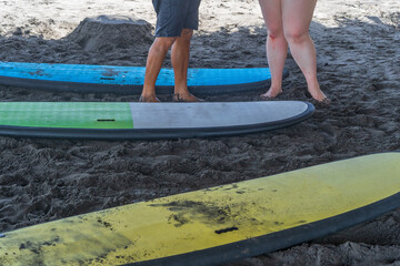 First surfing training. A female tourist injured her knees until they bled during a workout