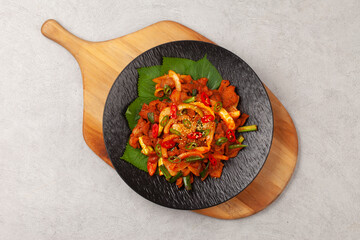   A dish made by stir-frying pork with various seasonings, then stir-frying it again with chives,...