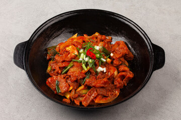   A dish made by stir-frying pork with various seasonings, then stir-frying it again with chives, onions, etc.