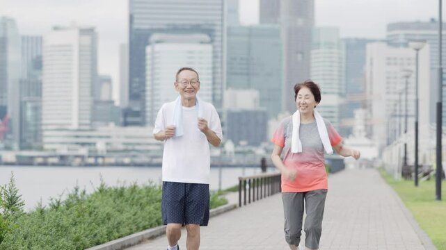 運動をするシニア男女