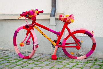 dekorativ gehäkeltes Fahrrad