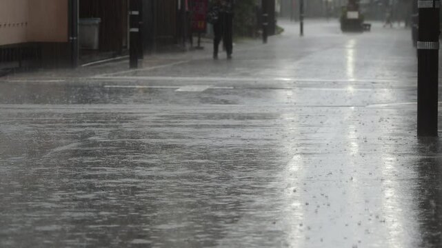 観光名所高山市の街並みと猛烈な雨の風景