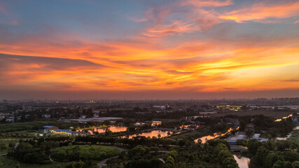 The scenery of the city's fiery clouds at sunset