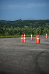 Cone de sinalização auxilia na limitação de fluxo de veículos nas ruas, com o objetivo de...