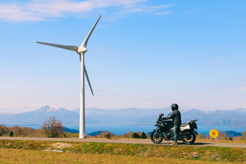 風力発電の風車と猪苗代湖とバイク