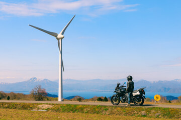 風力発電の風車と猪苗代湖とバイク