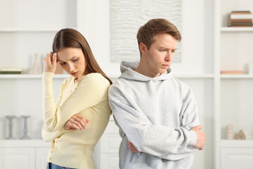 Obraz premium Woman and man having fight at home