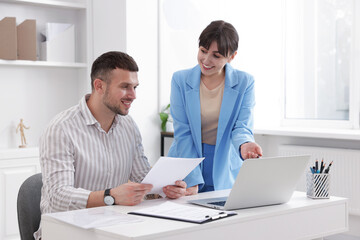 Obraz premium Consultant working with client at table in office. Business meeting