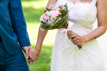 Ramo de flores de novia en las fotos del reportaje dando se la mano y abrazándose