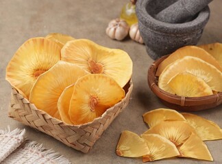 Keripik Sukun. Breadfruit chips are a food made from thinly sliced ​​breadfruit, then fried until dry and crispy. It tastes salty and usually has an onion aroma.