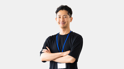 腕組みをして微笑む男性ビジネスマン