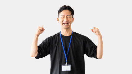 ガッツポーズをする笑顔の男性ビジネスマン
