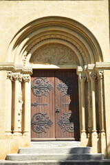 Portail roman de la collégiale Notre-Dame de Neuchâtel. Suisse